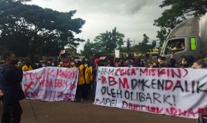 Tolak Kenaikan BBM, Forum Aksi Mahasiswa Lakukan Unjuk Rasa Forum Aksi Mahasiswa Bandung Raya melakukan aksi unjuk rasa di depan Depo Pertamina Gedebage, Jalan Soekarno-Hatta, Kota Bandung, Kamis (7/4).