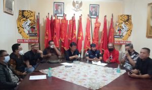 Angkatan Muda Siliwangi di Sekretariat AMS Jl. Braga No.25-B, Jumat (8/4).