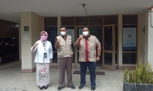 Kepala Disdagin Kota Bandung Elly Wasliah, Ketua DPRD Kota Bandung Tedy Rusmawan, General Manager PT PPI Cabang Bandung Bayu Adhi Wardana di PT Perusahaan Perdagangan Indonesia (PPI)