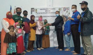 Ketua SPSI PT Kahatex Jayadi Prasetya (tengah) saat secara simbolis menyerahkan takjil kepada warga di Kantor Sekretariat SPSI PT Kahatex, Desa Cintamulya, Kecamatan Jatinangor, Kabupaten Sumedang. (Jabar Ekspres)