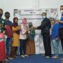 Ketua SPSI PT Kahatex Jayadi Prasetya (tengah) saat secara simbolis menyerahkan takjil kepada warga di Kantor Sekretariat SPSI PT Kahatex, Desa Cintamulya, Kecamatan Jatinangor, Kabupaten Sumedang. (Jabar Ekspres)