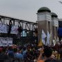 Tak Main-Main, Ribuan Mahasiswa Kepung Gedung DPR, Ada yang Panjat Pagar