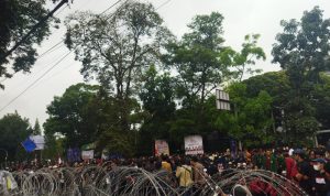PROTES: Kawat berduri menghadang massa aksi Aliansi Mahasiswa Jabar Bersatu yang berunjuk rasa di depan kantor DPRD Jabar, Senin (11/4). (Nizar/Jabar Ekspres).