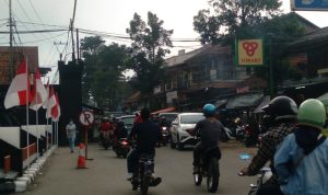 Warga saat habiskan sore di Jalan Kolonel Achmad Syam, Desa Sayang, Kecamatan Jatinangor, Kabupaten Sumedang.