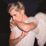 Ilustrasi irik Lagu Angel Baby Troye Sivan