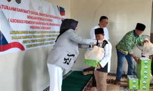 Direktorat Intelkam Polda Jabar bersama Asosiasi Pemerintah Desa Seluruh Indonesia (Apdesi) Jawa Barat memberi santunan untuk anak yatim di Desa Tanjungwangi, Kecamatan Cijambe Subang, Selasa (12/4).