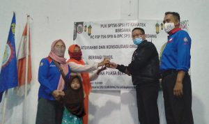 Ketua SPSI PT Kahatex, Jayadi Prasetya bersama anggota saat bagikan takjil kepada warga, beberapa waktu lalu. (Jabar Ekspres)