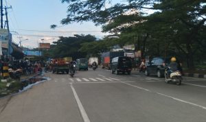 Kondisi Jalan Raya Bandung-Garut tepatnya di Desa Sindangpakuon, Kecamatan Cimanggung, Kabupaten Sumedang. (Jabar Ekspres)