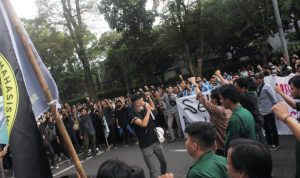 Unjuk Rasa Mahasiswa di Depan DPRD Jabar, Massa Aksi Layangkan 5 Tuntutan