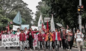 ORASI: Massa aksi berunjuk rasa menyuarakan sejumlah tuntutan, Kamis (14/4). (Jabar Ekspres)