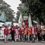 ORASI: Massa aksi berunjuk rasa menyuarakan sejumlah tuntutan, Kamis (14/4). (Jabar Ekspres)