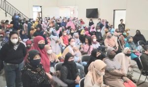 Ribuan KPM dari 6 desa yang ada di wilayah Kecamatan Cileunyi, Kabupaten Bandung tengah mengantre pencairan bantuan BPS dan BLT minyak goreng.