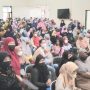 Ribuan KPM dari 6 desa yang ada di wilayah Kecamatan Cileunyi, Kabupaten Bandung tengah mengantre pencairan bantuan BPS dan BLT minyak goreng.