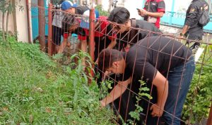 Pemuda Vihara Tanda Bhakti dan MPH Community berkolaborasi melakukan kegiatan bersih-bersih tempat ibadah dan bagi-bagi takjil. Minggu (17/4).