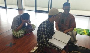 UJIAN: Dua orang santri Pesantren Tunanetra Sam'an tengah menyetor hafalan Al-Qur'an kepada Amin Rasyid, 23, penguji hafalan, hafidz Al-Qur'an Braille sekaligus alumni pesantren yang sedang mengabdi. (Deni/Jabar Ekspres)