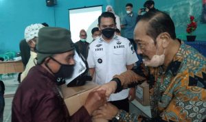Pimpinan Perusahaan PT Padjajaran Internusa Tekstil, Hayun Basyar (kanan) saat berikan sembako kepada warga Desa Sindanggalih.