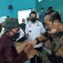 Pimpinan Perusahaan PT Padjajaran Internusa Tekstil, Hayun Basyar (kanan) saat berikan sembako kepada warga Desa Sindanggalih.