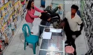 Rekaman CCTV Aksi Wanita yang Menggagalkan Pencurian di Konter HP (instagram @raree_vj)