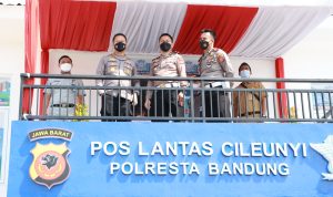 Kapolresta Bandung Kombes Pol Kusworo Wibowo meresmikan langsung Pos Lantas di Cileunyi, Selasa (19/4).