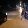 Jalan Raya Cicalengka penghubung Kabupaten Bandung dan Kabupaten Sumedang yang terendam banjir akibat hujan deras dan luapan Sungai Citarik. (Istimewa)
