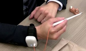 Peneliti Jepang kembangkan sumpit elektrik yang bisa menambahkan rasa asin pada makanan (Reuters)