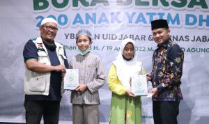 Baznas Jabar bersama YBM PLN beri penghargaan kepada anak yatim duafa.