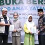 Baznas Jabar bersama YBM PLN beri penghargaan kepada anak yatim duafa.