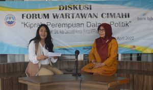 Partisipasi Perempuan di Politik Masih Jauh dari 30 Persen JADI NARASUMBER: Ketua Kaukus Perempuan Politik (KPPI) Kota Cimahi Aida Cakrawati, saat menghadiri Diskusi Forum Wartawan Cimahi (Forwatch), di Lobby Gedung BITC, Jalan HMS Mintaredja, Kelurahan Baros Kota Cimahi, Rabu (20/4).