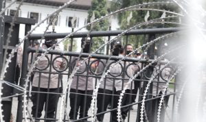 Bersiap, Pagar Kawat Berduri Terpasang di Gedung Sate dan Gedung DPRD Jabar