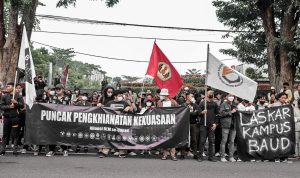 Tak Ada Audiensi, PRMB: Ini Aktivasi Perlawanan di Depan Gedung Sate Poros Revolusi Mahasiswa Bandung (PRMB) melakukan aksi demonstrasi di depan Gedung Sate, Kamis (21/4). (Foto: Arfan/Jabar Ekspres)