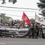 Tak Ada Audiensi, PRMB: Ini Aktivasi Perlawanan di Depan Gedung Sate Poros Revolusi Mahasiswa Bandung (PRMB) melakukan aksi demonstrasi di depan Gedung Sate, Kamis (21/4). (Foto: Arfan/Jabar Ekspres)