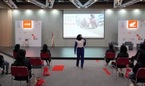 Gelaran edukasi safety riding yang digelar AHM tersebut berlangsung pada 15-20 April 2022 dengan tajuk “Bangga menjadi Generasi #Cari_aman” dihadiri ribuan siswi pelajar dan mahasiswi dari berbagai sekolah serta Perguruan Tinggi seluruh Indonesia melalui daring dan luring.