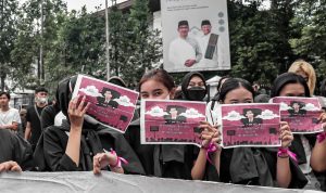 Mosi Tidak Percaya Rezim Jokowi, PRMB Desak 5 Tuntutan DEMONSTRASI: Massa aksi yang tergabung dalam PRMB memegang pamflet bertuliskan 'Mosi Tidak Percaya kepada Rezim Hari Ini' di depan Gedung Sate, Kamis (21/4). (Foto: Arfan/Jabar Ekspres)