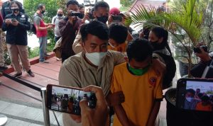 Pelaku pengoplos Gas LPG bersubsidi kedalam tabung non subsidi di wilayah Bogor Jawa Barat. Kamis (21/4). (Foto: Sandi Nugraha/Jabar Ekspres)