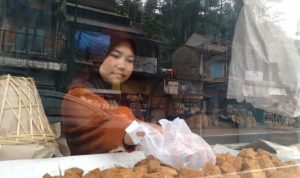 Ilustrasi UMKM: Dede, 46, Warga Kecamatan Pamulihan, Kabupaten Sumedang. Salah seorang penjual oleh-oleh lokal di Jalan Raya Bandung-Sumedang, tepatnya di wilayah Kecamatan Pamulihan. (Jabar Ekspres)