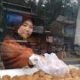 Ilustrasi UMKM: Dede, 46, Warga Kecamatan Pamulihan, Kabupaten Sumedang. Salah seorang penjual oleh-oleh lokal di Jalan Raya Bandung-Sumedang, tepatnya di wilayah Kecamatan Pamulihan. (Jabar Ekspres)