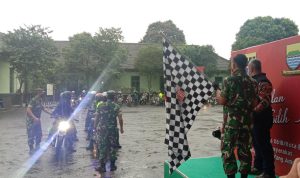 Dandim 0618 BS, Letkol Inf Donny Ismuali Bainuri bersama perwakilan Club Motor Kota Bandung saat melepas kegiatan bakti sosial sambil touring. Minggu (24/4). (Foto: Sandi Nugraha/Jabar Ekspres)