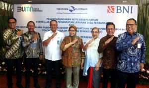 Direktur Tresuri dan Internasional BNI Henry Panjaitan, Direktur Bisnis UMKM BNI Muhammad Iqbal, Direktur Utama BNI Royke Tumilaar, Direktur Eksekutif LPEI Rijani Tirtoso, Direktur Pelaksana Bidang Hubungan Kelembagaan LPEI Chesna Fizetty Anwar, Direktur Pelaksana Bidang Pengembangan Bisnis LPEI Maqin U Norhadi, Direktur Pelaksana Bidang Pembiayaan LPEI Dikdik Yustandi dalam MoU BNI dan LPEI terkait pemberian penjaminan kredit UMKM, Senin (25/4). (Dok. BNI)