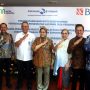 Direktur Tresuri dan Internasional BNI Henry Panjaitan, Direktur Bisnis UMKM BNI Muhammad Iqbal, Direktur Utama BNI Royke Tumilaar, Direktur Eksekutif LPEI Rijani Tirtoso, Direktur Pelaksana Bidang Hubungan Kelembagaan LPEI Chesna Fizetty Anwar, Direktur Pelaksana Bidang Pengembangan Bisnis LPEI Maqin U Norhadi, Direktur Pelaksana Bidang Pembiayaan LPEI Dikdik Yustandi dalam MoU BNI dan LPEI terkait pemberian penjaminan kredit UMKM, Senin (25/4). (Dok. BNI)