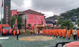 Anggota Basarnas Kantor SAR Bandung saat melaksanakan apel siaga khusus Lebaran 2022 di Lapangan Kantor SAR Bandung, Kecamatan Cimanggung, Kabupaten Sumedang. (Yanuar Baswata/Jabar Ekspres)