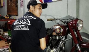 Mochammad Teguh, pemilik gudang (bengkel) restorasi motor di Kelurahan Cisaranten Kulon, Kecamatan Arcamanik, Kota Bandung.