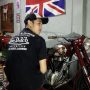 Mochammad Teguh, pemilik gudang (bengkel) restorasi motor di Kelurahan Cisaranten Kulon, Kecamatan Arcamanik, Kota Bandung.