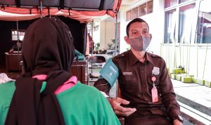 BPBD Jabar Gencarkan Vaksinasi Bagi Pemudik, Sehari 500 Dosis Kegiatan vaksinasi dosis ketiga di kantor BPBD Jabar yang berlangsung pada Senin (24/4). (Foto: Arfan/Jabar Ekspres)