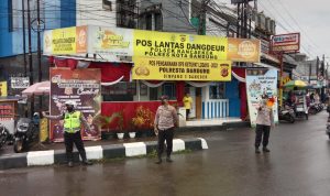 Anggota Polsek Rancaekek saat mengamankan area sekaligus mengatur lalu lintas di Pos Pam Ketupat Lodaya Rancaekek.