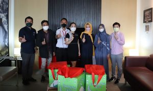 Pemberian bingkisan paket lebaran kepada konsumen yang diberikan secara langsung oleh Management DAM, Lerri Gunawan selaku Chief Operating Officer DAM dan Fenny Hasibuan selaku General Manager Honda