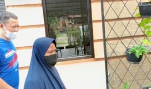 Nenek Curi HP Anak Demi Memberi Makan Cucu, Pasrah Ditahan Polisi Alimin, seorang nenek yang ditahan polisi karena curi hp anaknya (radarlombok)