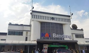 Ribuan Tiket Terjual, Stasiun Bandung Mulai Dipadati Pemudik MUDIK: Arus mudik terlihat di Stasiun Bandung. Para pengguna jasa kereta api itu hilir mudik bersiap-siap menuju kampung halaman, Rabu (27/4). (Muhamad Nizar/Jabar Ekspres)