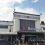 MUDIK: Arus mudik terlihat di Stasiun Bandung. Para pengguna jasa kereta api itu hilir mudik bersiap-siap menuju kampung halaman, Rabu (27/4). (Muhamad Nizar/Jabar Ekspres)