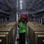 ARUS MUDIK: Seorang porter mengangkat barang bawaan dari salah satu pemudik yang menaiki gerbong kereta di Stasiun Bandung. (Deni/Jabar Ekspres)