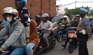 Anggota Polsek Cimanggung saat amankan area sekaligus mengatur arus lalu lintas di Pos Pam Ketupat Lodaya 2022 Cimanggung, Sumedang. (Yanuar Baswata/Jabar Ekspres)